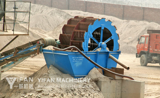 Britador de cone e máquina de lavar areia na linha de produção de britagem de pedra