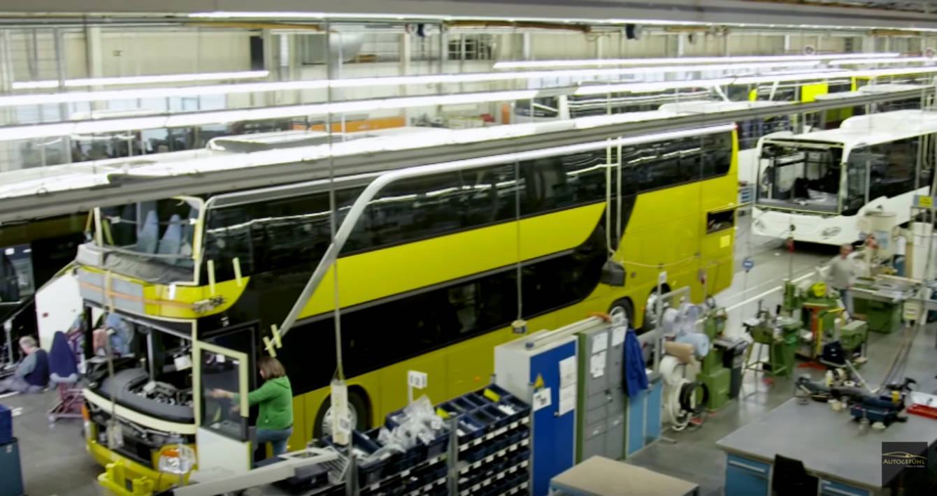 Dentro da fábrica alemã que produz o maior ônibus de luxo : Linha de produção da Mercedes Benz
