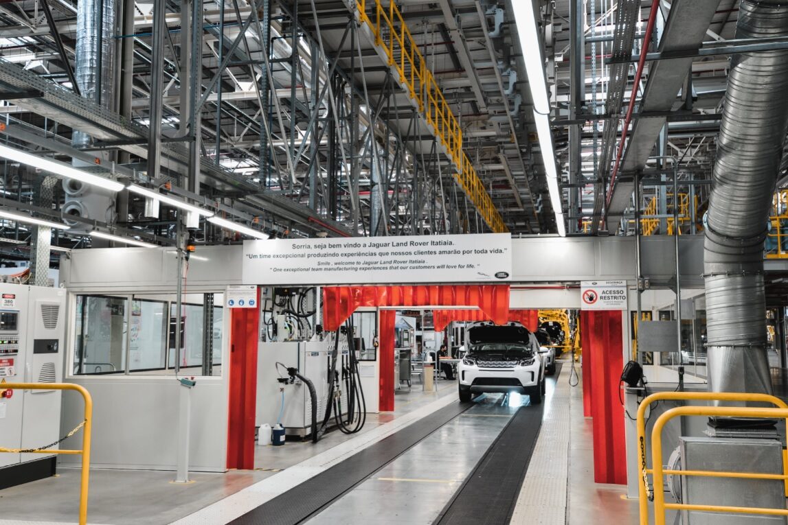 Linha de produção da Land Rover Discovery Factory