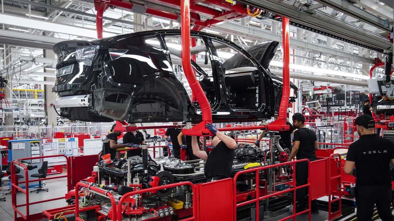 Linha de Produção Tesla Model Y na Nova Gigafábrica de Berlim 🏭 Como é feito?