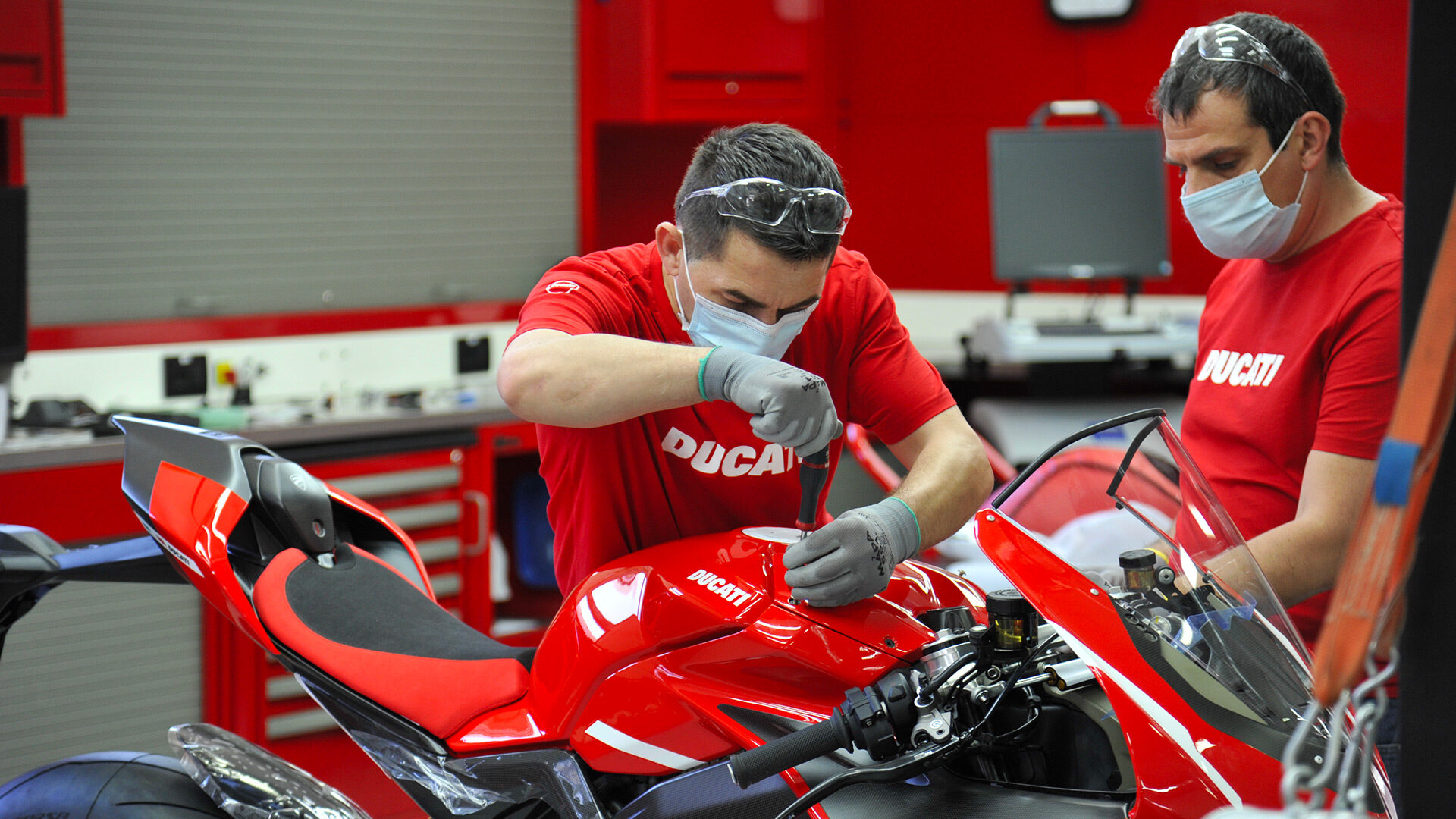 Melhor fábrica de motos italiana: dentro da linha de produção da Ducati construindo motos com as mãos